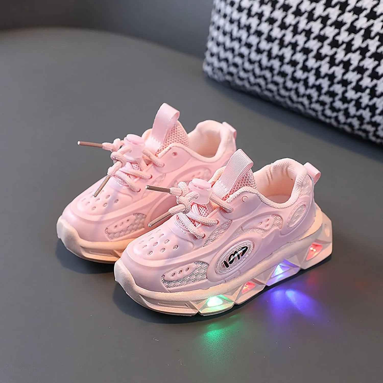 Girls Light Up Shoes Lac𝐞 Up Non-Slip Luminous Shoes Low Top Mesh Lightweight Casual Sneaker Led Casual Shoes